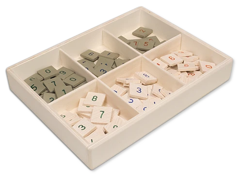 Holzbox mit grauen und weißen Ziffernmarken