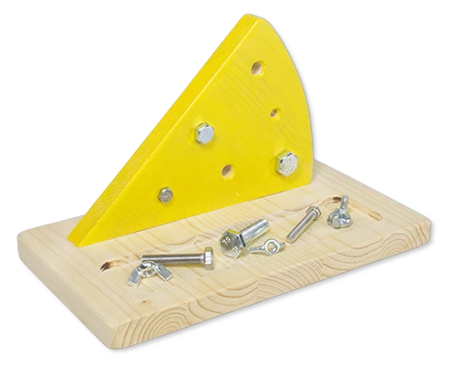 Schraubenbrett aus Holz mit Sechskantschrauben und Flügelmuttern