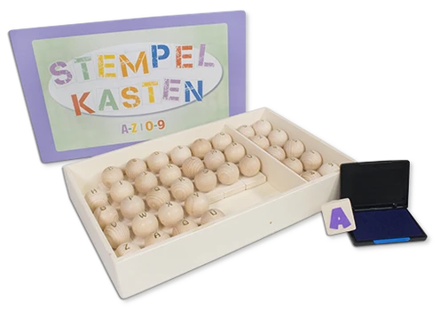 Stempelkasten aus Holz mit Buchstaben und Zahlen