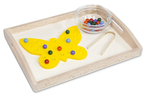 Montessori Zangenübung mit Perlen